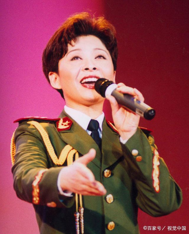 歌唱家董文华21年前珍贵旧照曝光 穿军装广州演出英气十足